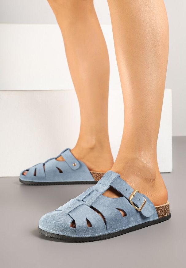 Renee - Niebieskie Klapki w Stylu Chodaków Zdobione Wycięciami Wisae. Okazja: na co dzień. Kolor: niebieski. Materiał: jeans. Wzór: aplikacja. Sezon: lato. Obcas: na obcasie. Styl: elegancki, casual. Wysokość obcasa: niski
