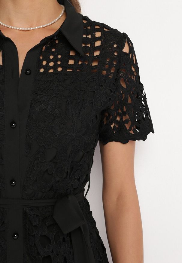 Born2be - Czarna Ażurowa Sukienka Koszulowa Midi z Wiązanym Paskiem Pamy. Kolor: czarny. Materiał: koronka, materiał. Długość rękawa: krótki rękaw. Wzór: ażurowy. Typ sukienki: koszulowe. Styl: klasyczny. Długość: midi