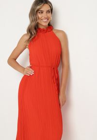 Born2be - Czerwona Sukienka z Ozdobnymi Aplikacjami i Dekoltem Halter z Materiałowym Paskiem Dimnatti. Okazja: na co dzień. Typ kołnierza: dekolt halter. Kolor: czerwony. Materiał: materiał. Wzór: aplikacja. Styl: casual, klasyczny #6