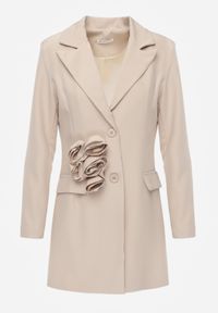 Renee - Ciemnobeżowa Sukienka w Stylu Marynarki z Usztywnionymi Ramionami Ozdobiona Kwiatami 3D Nelorien. Okazja: na co dzień. Kolor: beżowy. Wzór: kwiaty, aplikacja. Styl: casual, elegancki #2