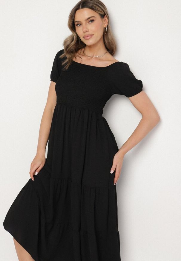 Born2be - Czarna Rozkloszowana Sukienka z Dekoltem Typu Hiszpanka z Marszczeniem Lumorice. Okazja: na co dzień. Typ kołnierza: dekolt hiszpanka. Kolor: czarny. Styl: elegancki, casual