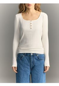 Reserved - Longsleeve z modalem - złamana biel. Materiał: bawełna, dzianina. Długość rękawa: długi rękaw #1