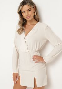 Born2be - Jasnobeżowa Dopasowana Sukienka z Gumką w Pasie Zapinana na Guziki Dimma. Okazja: na co dzień. Kolor: beżowy. Długość rękawa: długi rękaw. Styl: wizytowy, casual #7