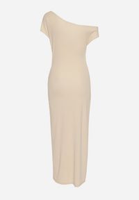 Born2be - Jasnobeżowa Asymetryczna Koktajlowa Sukienka Ozdobiona Wycięciem na Dole i Marszczeniem Dimasea. Okazja: do pracy. Kolor: beżowy. Wzór: aplikacja. Typ sukienki: asymetryczne. Styl: wizytowy #5