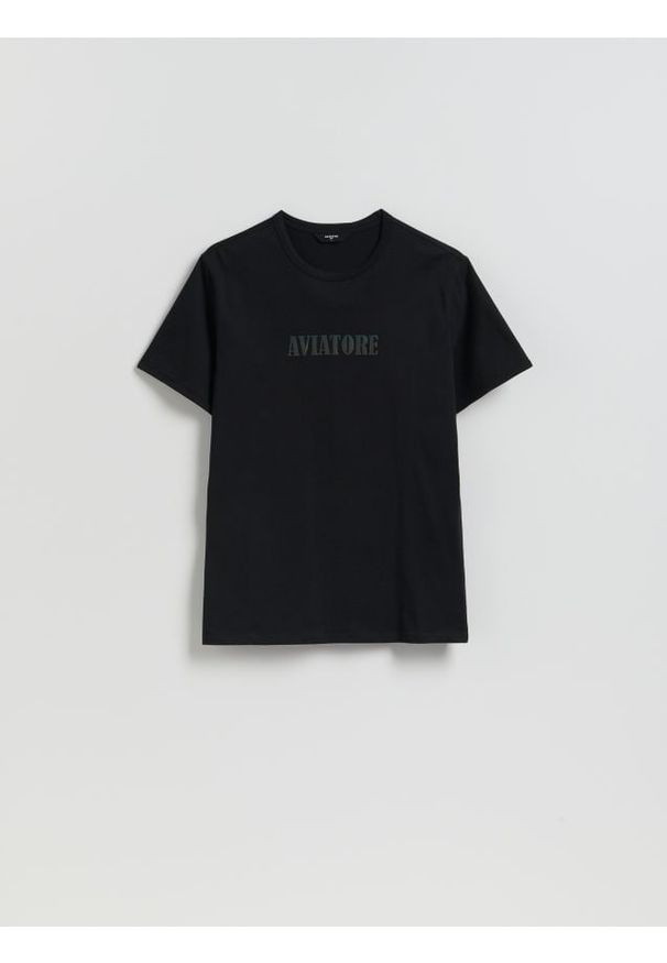 Reserved - T-shirt slim z nadrukiem - czarny. Kolor: czarny. Materiał: dzianina, bawełna. Wzór: nadruk