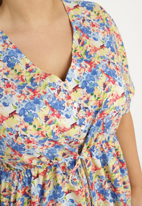 Born2be - Niebieska Koszulowa Sukienka z Wiskozą Ozdobiona Wiązaniem Edirilira. Okazja: na co dzień. Typ kołnierza: dekolt w kształcie V. Kolor: niebieski. Wzór: aplikacja. Typ sukienki: koszulowe. Materiał: wiskoza. Długość rękawa: krótki rękaw. Sezon: lato. Styl: elegancki, casual, klasyczny