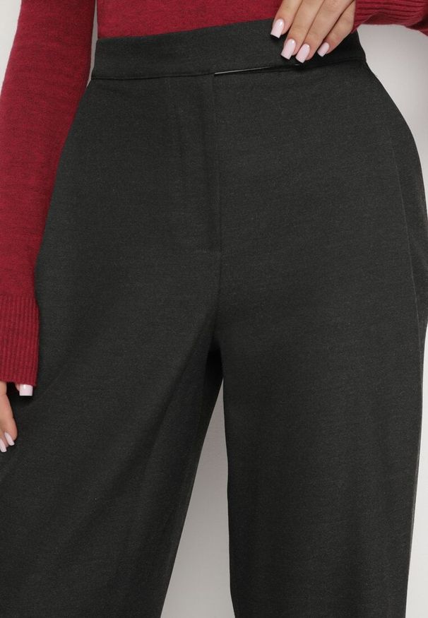 Born2be - Ciemnoszare Spodnie Garniturowe z Wysokim Stanem Lessara. Okazja: na spotkanie biznesowe, do pracy. Stan: podwyższony. Kolor: szary. Materiał: jedwab. Styl: biznesowy, elegancki, klasyczny