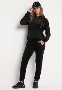 Born2be - Czarny Welurowy Komplet Dresowy Bluza z Kapturem Spodnie z Gumką w Talii Ilseria. Kolor: czarny. Materiał: welur, dresówka #6