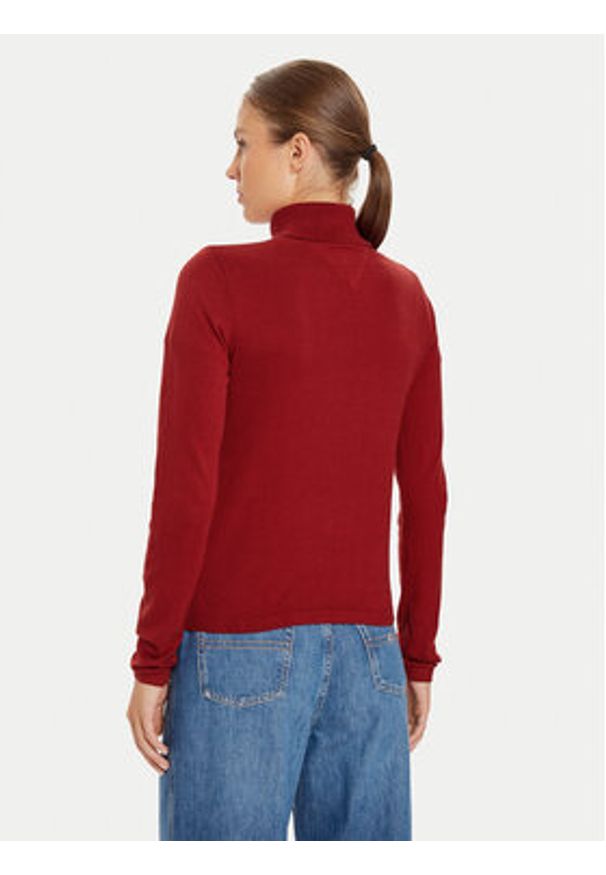 Tommy Jeans Golf Essential DW0DW19686 Czerwony Regular Fit. Typ kołnierza: golf. Kolor: czerwony. Materiał: wiskoza, bawełna