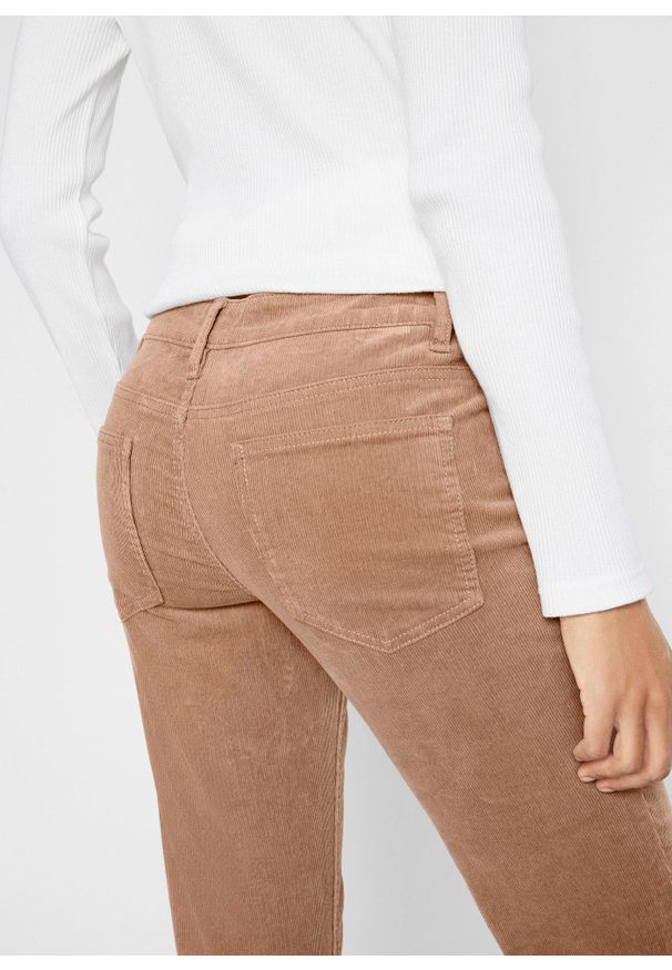 bonprix - Spodnie sztruksowe ze stretchem o kroju bootcut. Kolor: brązowy. Materiał: sztruks