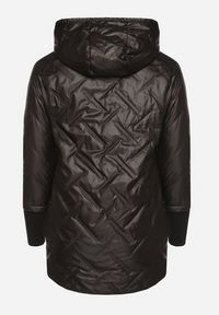 Born2be - Czarna Kurtka Pikowana z Odpinanym Kapturem z Dłuższym Tyłem Rivselia. Okazja: na co dzień. Kolor: czarny. Materiał: tkanina. Długość: długie. Wzór: aplikacja. Sezon: zima. Styl: klasyczny, casual #4