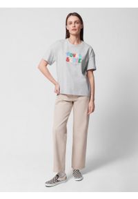 outhorn - T-shirt o kroju boxy z nadrukiem damski - szary. Kolor: szary. Materiał: wiskoza, bawełna, materiał, dzianina. Wzór: nadruk