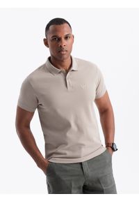 Ombre Clothing - Jednokolorowa koszulka męska polo BASIC z dzianiny pique - ciemnobeżowa V5 - Rozmiar: S. Okazja: na co dzień. Typ kołnierza: polo. Kolor: beżowy. Materiał: dzianina. Wzór: haft, aplikacja, jednolity. Styl: sportowy, wizytowy, casual