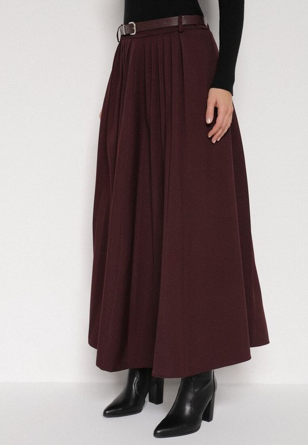 Born2be - Bordowa Wiskozowa Spódnica o Rozkloszowanym Kroju z Paskiem z Klamrą Lawedisa. Okazja: na co dzień, do pracy, na spotkanie biznesowe. Kolor: czerwony. Materiał: wiskoza. Styl: biznesowy, klasyczny, casual, elegancki