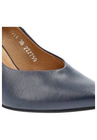 Granatowe Czółenka Clasicco Eleganckie Skórzane Buty. Okazja: do pracy, na spotkanie biznesowe. Zapięcie: bez zapięcia. Kolor: niebieski. Materiał: skóra. Szerokość cholewki: normalna. Wzór: aplikacja. Obcas: na słupku. Styl: elegancki #4
