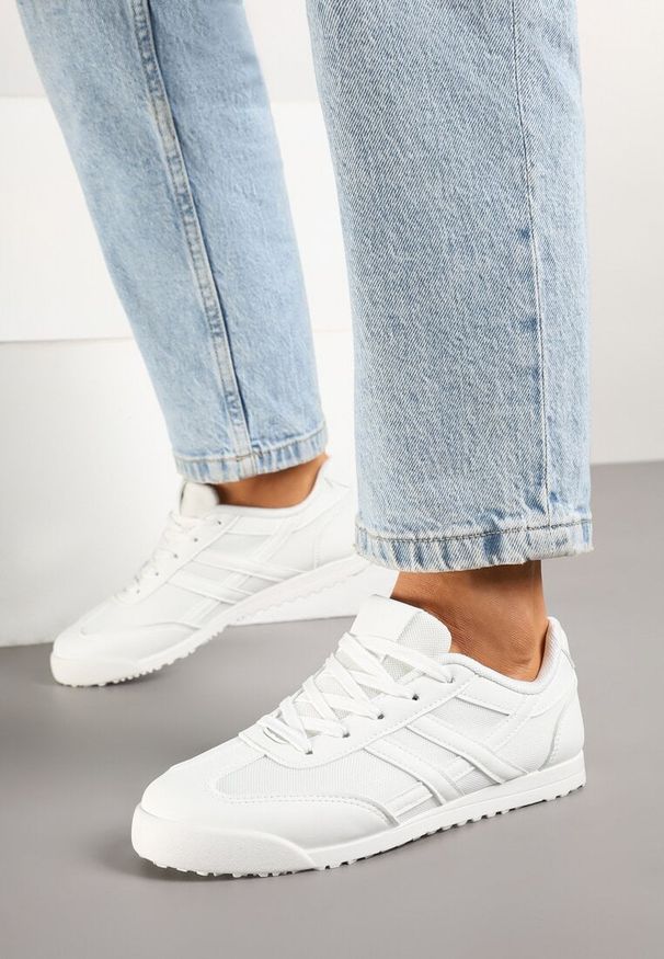 Born2be - Białe Płaskie Sneakersy Ozdobione Paskami Almi. Zapięcie: pasek. Kolor: biały. Materiał: jeans. Wzór: aplikacja