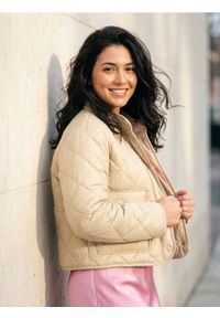 Sinsay - Kurtka pikowana - kremowy. Kolor: kremowy