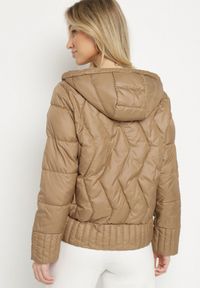 Born2be - Ciemnobeżowa Dwustronna Kurtka Pikowana z Kieszeniami i Kapturem Eralethra. Okazja: na spacer, na co dzień. Kolor: beżowy. Materiał: jeans. Długość rękawa: długi rękaw. Długość: długie. Wzór: aplikacja. Styl: casual, elegancki #6
