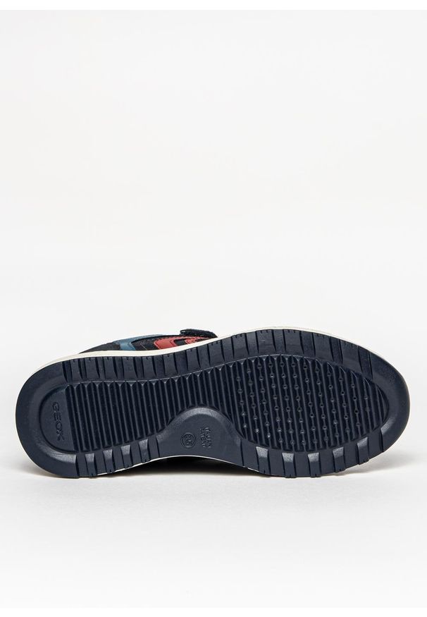 Geox - Sneakersy dziecięce GEOX J Alben B. E (J049EE 022BC C0735). Kolor: niebieski. Materiał: skóra, zamsz. Szerokość cholewki: normalna