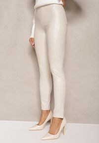 Renee - Ciemnobeżowe Legginsy z Imitacji Skóry High Waist Noriel. Okazja: na co dzień. Stan: podwyższony. Kolor: beżowy. Materiał: skóra. Wzór: aplikacja. Sezon: zima. Styl: casual #2