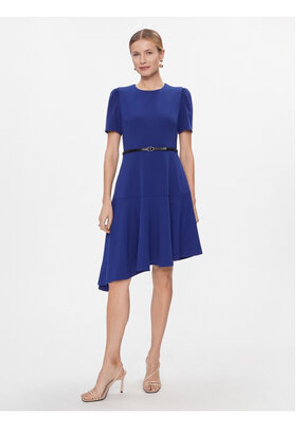 DKNY Sukienka codzienna DD3J1466 Granatowy Regular Fit. Okazja: na co dzień. Kolor: niebieski. Materiał: syntetyk. Typ sukienki: proste. Styl: casual