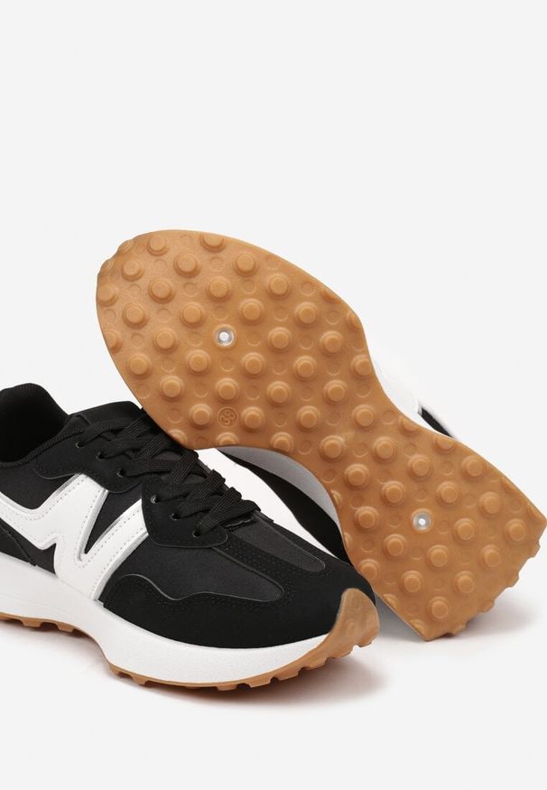 Born2be - Czarne Sneakersy na Płaskiej Podeszwie z Geometryczną Wstawką Helidi. Okazja: na co dzień. Nosek buta: okrągły. Zapięcie: sznurówki. Kolor: czarny. Materiał: jeans. Wzór: geometria. Sezon: lato, wiosna. Obcas: na płaskiej podeszwie