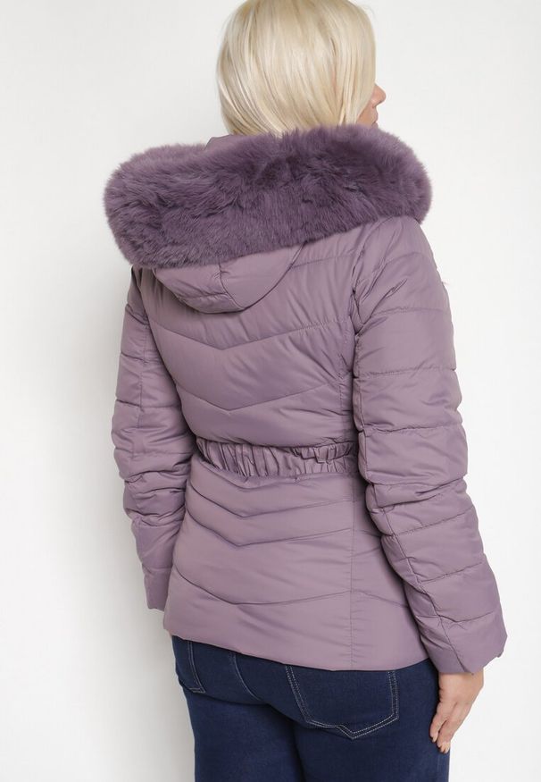 Born2be - Ciemnofioletowa Pikowana Kurtka Zimowa z Paskiem i Kapturem z Futrem z Możliwością Odpięcia Toriella. Okazja: na co dzień. Kolekcja: plus size. Kolor: fioletowy. Długość: długie. Wzór: aplikacja. Materiał: futro. Długość rękawa: długi rękaw. Sezon: zima. Styl: elegancki, wizytowy, casual
