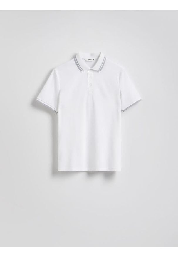 Reserved - Polo regular fit z wiskozą - biały. Typ kołnierza: polo. Kolor: biały. Materiał: wiskoza