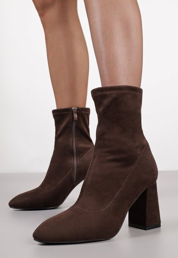 Renee - Ciemnobrązowe Botki Vices z Imitacji Zamszu na Słupkowym Obcasie z Przylegającą Cholewką Morenne. Okazja: na co dzień. Nosek buta: szpiczasty. Kolor: brązowy. Materiał: zamsz. Szerokość cholewki: normalna. Obcas: na obcasie. Styl: casual. Wysokość obcasa: średni