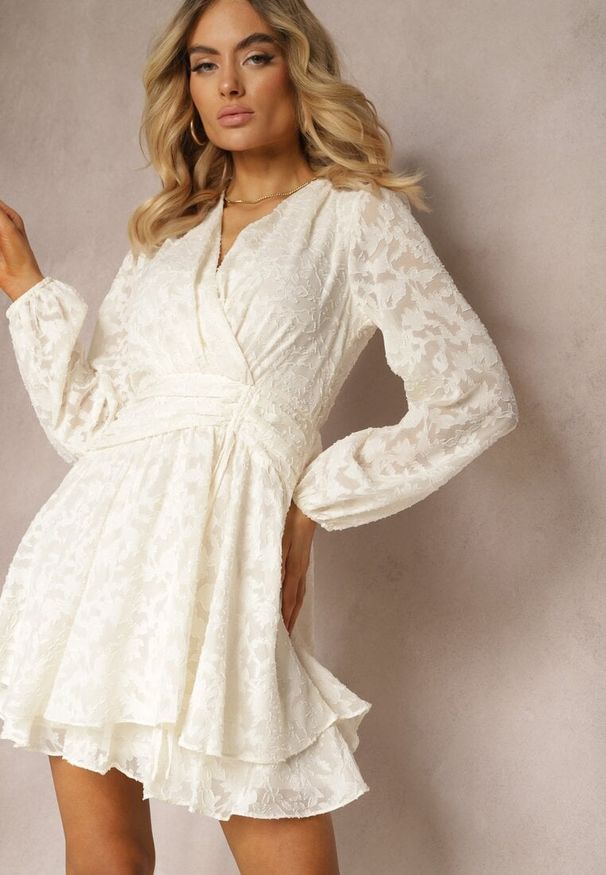 Renee - Jasnobeżowa Kopertowa Sukienka Rozkloszowana Mini z Tkaniny Plumeti Haetna. Kolor: beżowy. Materiał: tkanina. Wzór: kropki. Typ sukienki: kopertowe. Długość: mini