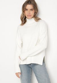 Born2be - Biały Gładki Golf w Klasycznym Stylu Ralenatia. Okazja: na co dzień. Typ kołnierza: golf. Kolor: biały. Materiał: skóra, jeans. Długość rękawa: długi rękaw. Długość: długie. Wzór: gładki. Styl: klasyczny #7