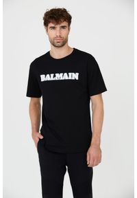 BALMAIN Czarny t-shirt z białym logo Retro Balmain Flock. Kolor: czarny. Styl: retro #1