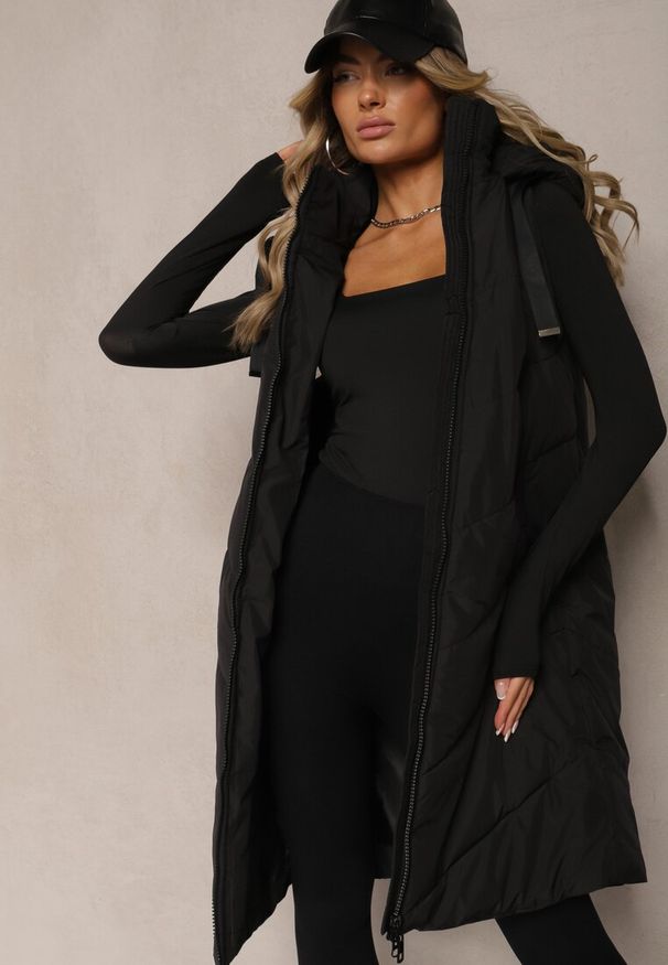 Renee - Czarna Kamizelka Ozdobiona Pikowaniem ze Sznurkami i Kapturem Mivirina. Okazja: na co dzień. Kolor: czarny. Materiał: jeans, materiał. Długość rękawa: długi rękaw. Długość: długie. Wzór: aplikacja. Styl: elegancki, casual, sportowy