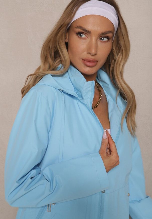 Renee - Jasnoniebieska Kurtka w Stylu Wiatrówki z Odpinanym Kapturem Ndivena. Okazja: na spacer, na co dzień. Kolor: niebieski. Materiał: jeans. Styl: sportowy, casual