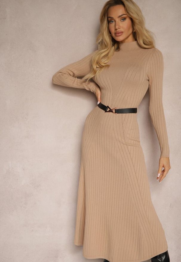 Renee - Ciemnobeżowa Dzianinowa Sukienka z Eleganckim Paskiem i Dodatkiem Wełny Nirillia. Okazja: na co dzień. Kolor: beżowy. Materiał: wełna, dzianina. Długość rękawa: długi rękaw. Wzór: aplikacja. Typ sukienki: proste, dopasowane. Styl: elegancki