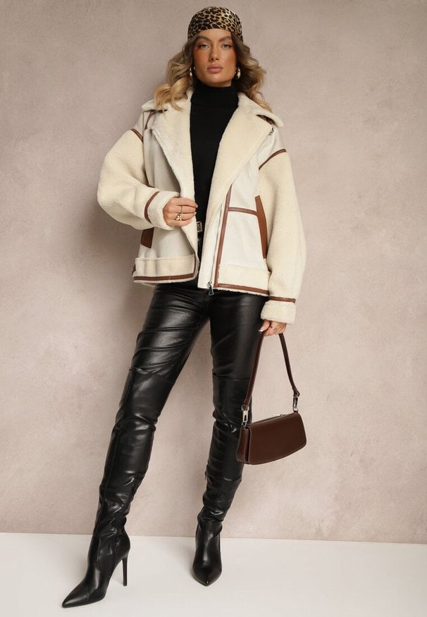 Renee - Jasnobeżowa Kurtka w Stylu Biker z Ozdobnymi Paskami i Futerkiem Typu Baranek Ninnesia. Okazja: na co dzień. Kolor: beżowy. Materiał: futro. Styl: elegancki, casual