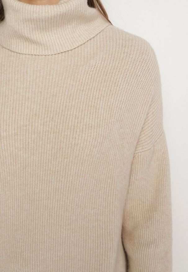 Born2be - Jasnobeżowy Golf o Klasycznym Kroju z Kaszmirem Azifra. Okazja: na spotkanie biznesowe. Typ kołnierza: golf. Kolor: beżowy. Materiał: kaszmir. Wzór: aplikacja. Styl: klasyczny