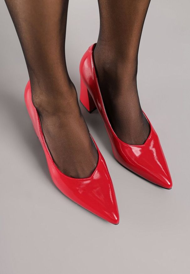 Renee - Czerwone Czółenka Lakierowane Vices na Słupku z Wkładką ze Skóry Naturalnej Modvire. Okazja: na co dzień. Kolor: czerwony. Materiał: skóra, lakier. Wzór: geometria. Obcas: na słupku. Styl: casual