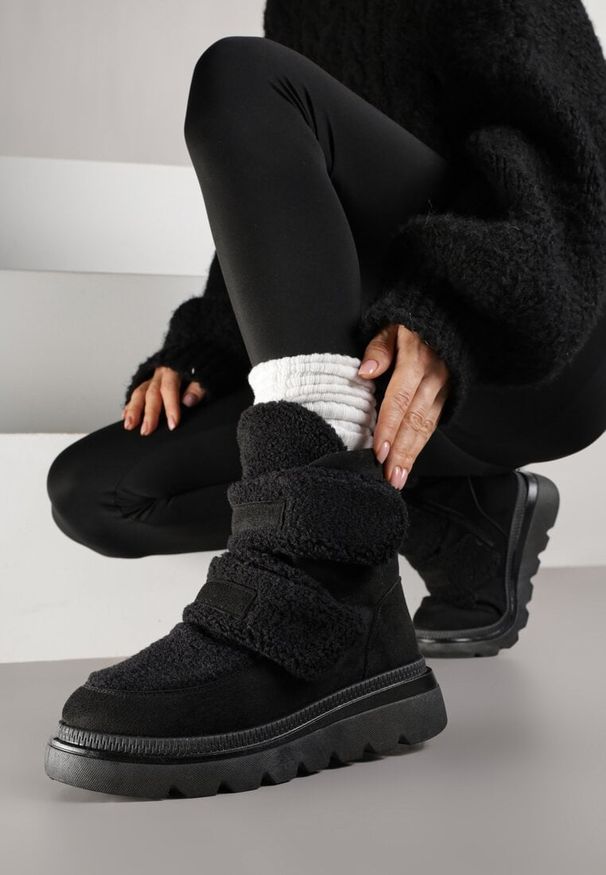 Born2be - Czarne Botki Śniegowce na Grubej Podeszwie Ozdobione Szerokimi Rzepami Amerria. Okazja: na co dzień. Zapięcie: rzepy. Kolor: czarny. Materiał: jeans. Wzór: aplikacja. Styl: casual