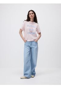 Reserved - T-shirt z haftem - pastelowy róż. Kolor: różowy. Materiał: bawełna. Wzór: haft