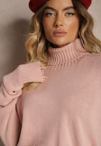 Renee - Jasnoróżowy Luźny Golf o Klasycznym Fasonie z Prążkami na Ściągaczach Basum. Okazja: na co dzień. Typ kołnierza: golf. Kolor: różowy. Materiał: jeans. Wzór: prążki. Styl: klasyczny #3