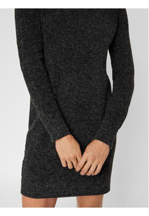 Vero Moda Sukienka dzianinowa 10215523 Czarny Relaxed Fit. Kolor: czarny. Materiał: syntetyk