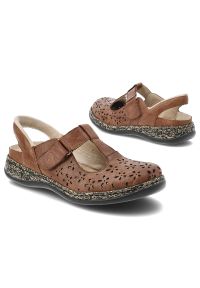 Sandały damskie Rieker, cholewka skóra naturalna ażurowa konstrukcja z wycięciem w kształcie litery t oraz regulowany pasek na rzep, brązowe, 46397-2. Okazja: na co dzień, na spacer. Zapięcie: rzepy. Kolor: brązowy. Materiał: skóra. Wzór: ażurowy. Sezon: lato. Styl: wakacyjny, casual, klasyczny, elegancki #9