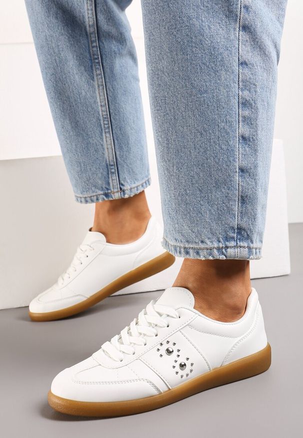 Renee - Białe Sneakersy na Płaskiej Podeszwie z Wiązaniem i Ozdobną Wstawką Drukesti. Nosek buta: okrągły. Zapięcie: sznurówki. Kolor: biały. Materiał: materiał. Obcas: na płaskiej podeszwie. Wysokość obcasa: niski