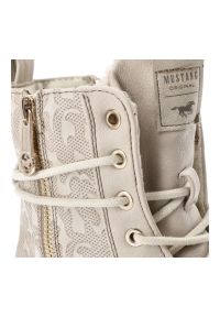 Beżowe Trzewiki Mustang Ocieplane Obuwie Damskie. Okazja: na co dzień. Zapięcie: sznurówki. Kolor: beżowy. Materiał: materiał, syntetyk. Szerokość cholewki: normalna. Wzór: aplikacja. Sezon: zima, jesień. Styl: casual, klasyczny #4