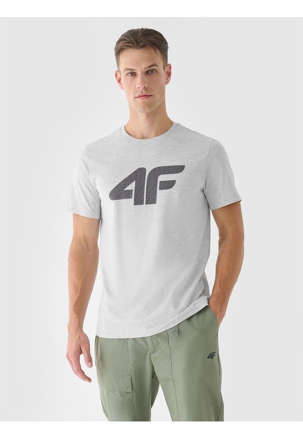 4f - T-shirt regular z nadrukiem męski - szary. Okazja: na co dzień. Kolor: szary. Materiał: jersey, dzianina, bawełna. Długość rękawa: krótki rękaw. Długość: krótkie. Wzór: nadruk. Styl: casual, klasyczny, sportowy