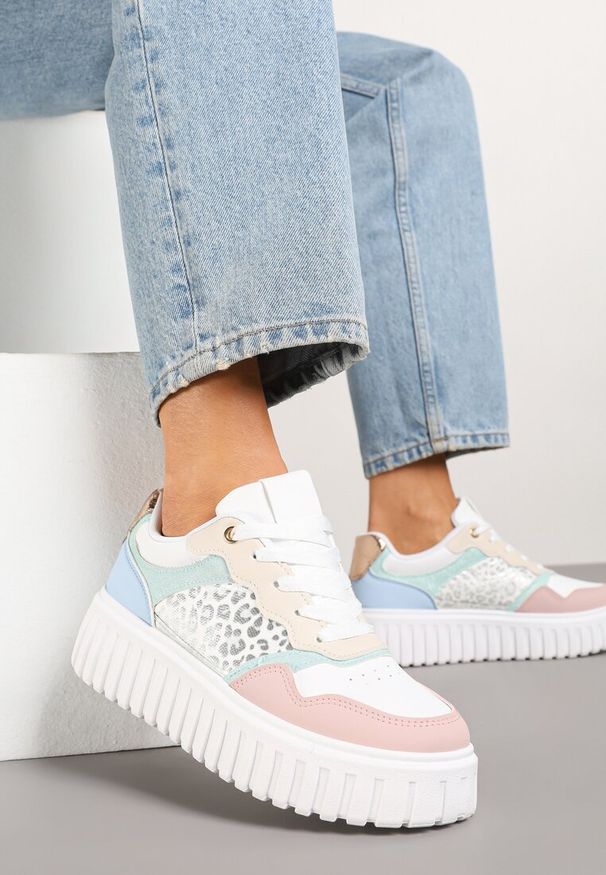Renee - Biało-Różowe Sneakersy na Platformie z Tłoczeniem Ozdobione Panterką i Perforacją Udivaya. Okazja: na co dzień. Nosek buta: okrągły. Zapięcie: sznurówki. Kolor: biały. Materiał: jeans. Wzór: aplikacja, motyw zwierzęcy. Sezon: lato, wiosna. Obcas: na platformie