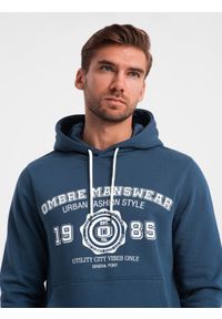 Ombre Clothing - Męska bluza kangurka z kapturem i nadrukiem w stylu college – granatowa V2 - Rozmiar: S. Okazja: na co dzień. Typ kołnierza: kaptur. Kolor: niebieski. Materiał: dzianina, poliester, materiał, dresówka, bawełna. Wzór: nadruk. Styl: klasyczny, casual, elegancki