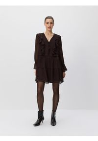 Reserved - Sukienka z falbanami - ciemnobrązowy. Kolor: brązowy. Materiał: tkanina. Wzór: gładki #1