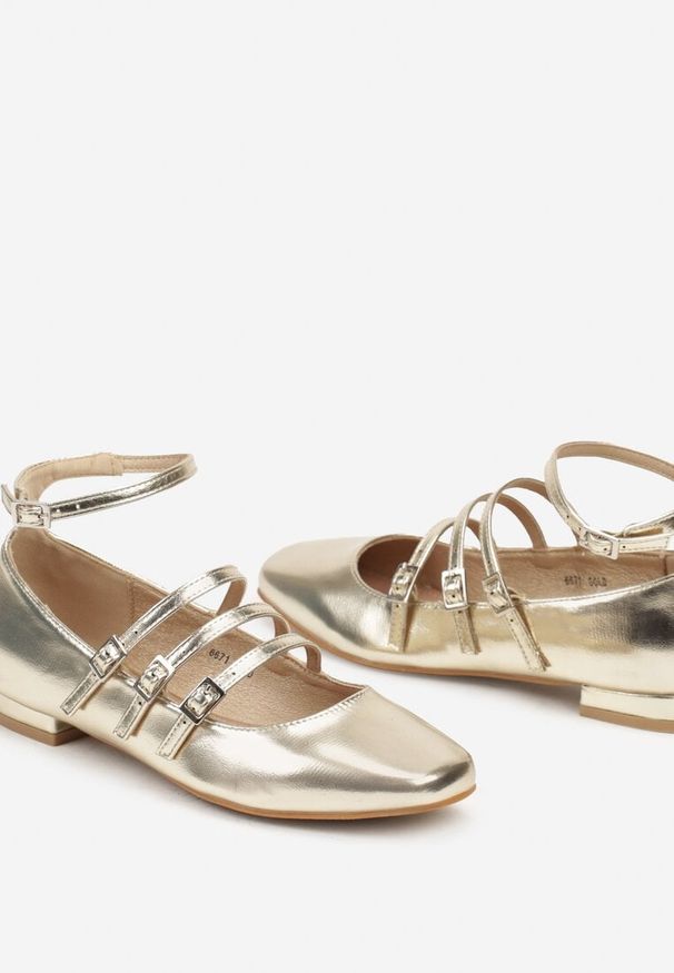 Born2be - Złote Lakierowane Płaskie Czółenka Ozdobione Paseczkami Tinarosa. Okazja: na co dzień, na imprezę. Zapięcie: sprzączka. Kolor: złoty. Wzór: aplikacja. Materiał: lakier. Sezon: lato. Obcas: na obcasie. Styl: casual, elegancki, klasyczny. Wysokość obcasa: niski